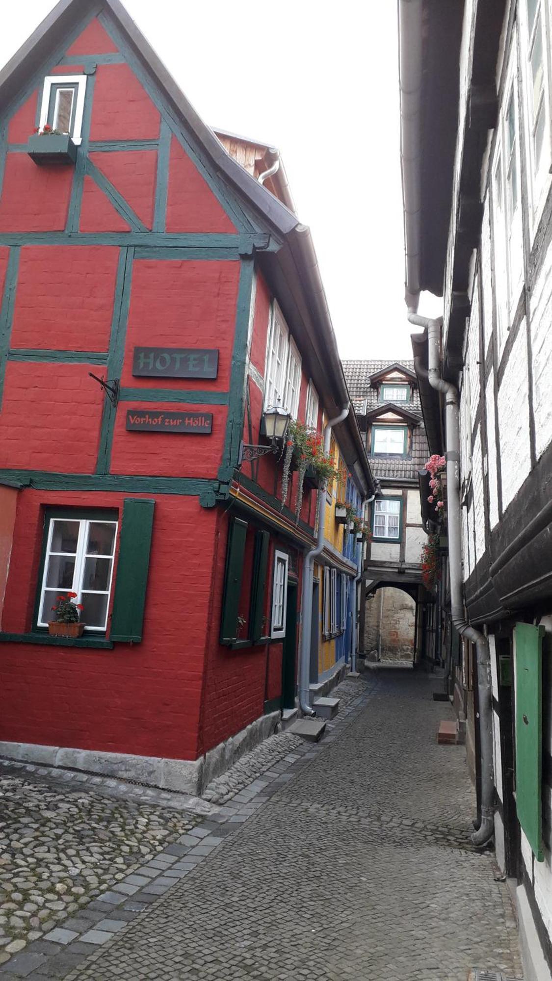 Fachwerkhotel - Ferienhaeuser Vorhof Zur Hoelle Quedlinburg Eksteriør bilde